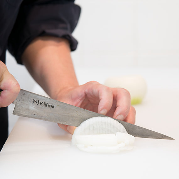 玉ねぎの手切り写真